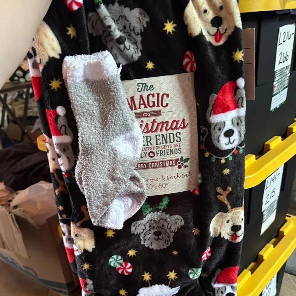NWT Christmas Dog Print Plush Throw Blanket & Fuzzy Socks Gift Set 50x60